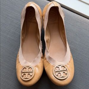 Tory Burch Caroline Nude Tan Patent Leather Ballerina Flats Sleepies Logo Size 8
